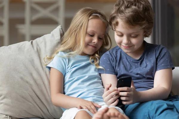 Små barn har kul att använda mobiltelefon tillsammans — Stockfoto