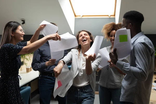 Felice entusiasta diversi dipendenti ballare con i documenti, celebrando il successo — Foto Stock