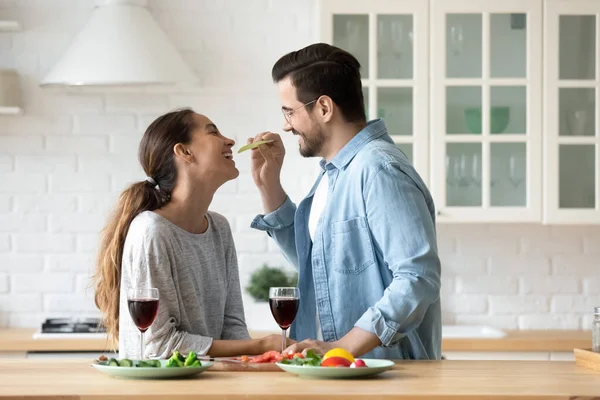 Sonriente amante marido alimentando esposa, disfrutando de momento tierno — Foto de Stock