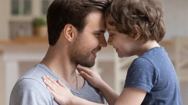 Joven padre e hijo pequeño abrazo disfrutando de momento tierno — Foto de Stock