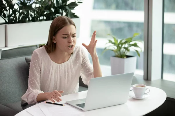 Funcionário feminino irritado frustrado com problemas de laptop — Fotografia de Stock