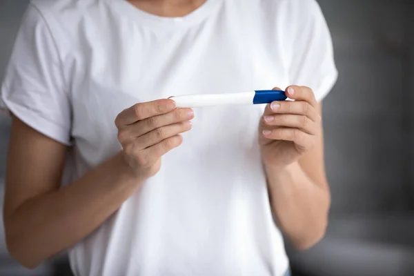 Obcięte zdjęcie młoda kobieta gospodarstwa szybki test ciążowy. — Zdjęcie stockowe