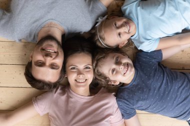 Çocuklar yerde yatarken mutlu bir aile manzarası
