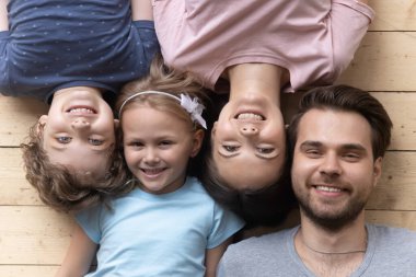 Çocukların yerde dinlendiği mutlu bir aile manzarası