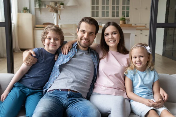 Portret van een gelukkig gezin met kinderen die thuis ontspannen — Stockfoto