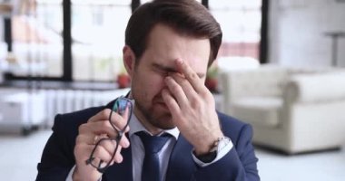 Yorgun işadamı kaşınan kuru gözlere dokunurken konjonktivit sorunu yaşıyor.