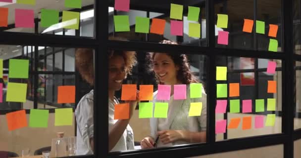 Diversos compañeros de equipo emocionados discutiendo ideas de proyectos en la oficina . — Vídeo de stock