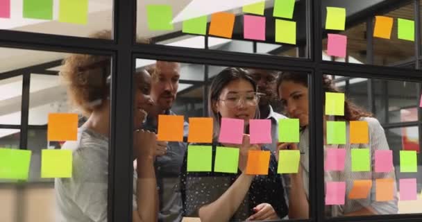 Aufgeregt gemischte Rasse internationale Firmenmitarbeiter, die Projektprozesse gemeinsam managen. — Stockvideo
