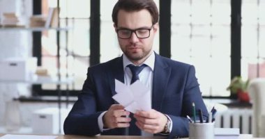 İyimser erkek CEO iş yerinde kağıt uçak fırlatıyor.
