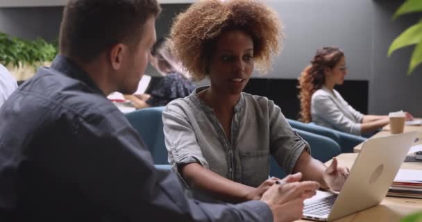 Consultoría de empleados afroamericanos con supervisor masculino seguro . — Vídeo de stock