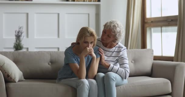 Agréable femme mûre plus âgée apaisante réconfortante adulte fille stressée . — Video