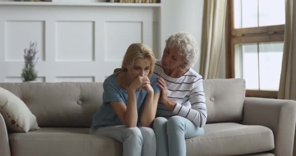 Angenehm älter reif frau beruhigend tröstlich erwachsen aufgewachsen gestresst tochter. — Stockvideo