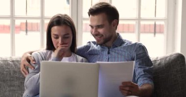 Aylık ev bütçesini yöneten mutlu aile çifti..