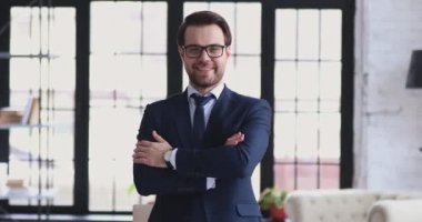 Modern ofiste poz veren başarılı gülümseyen iş adamı.