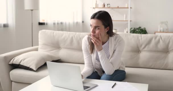 Enfocado millennial chica estudiante usando portátil haciendo investigación en casa — Vídeos de Stock