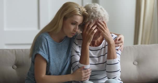 Compassionné jeune femme blonde câlins stressé pleurer mère . — Video