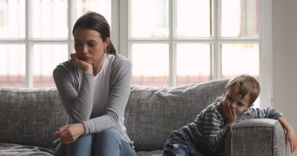 Preocupada madre milenaria niñera ignorando aburrido niño pequeño . — Vídeos de Stock