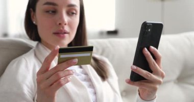 Akıllı telefondan kredi kartıyla ödeme yapan bayan müşteri, kapatın.