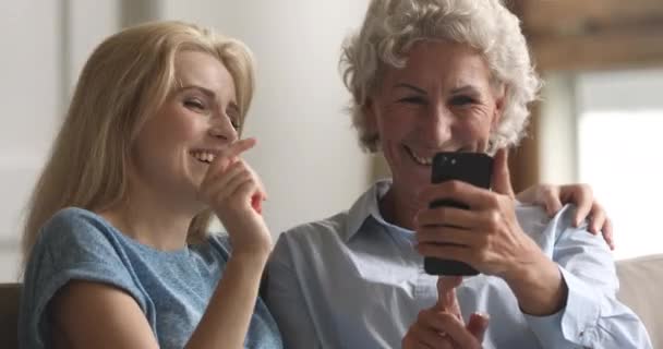 Rindo afetivo ligação família fazendo selfie tiro . — Vídeo de Stock