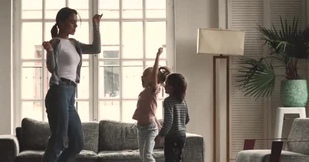 Actief jong mama nanny dansen met weinig schattig kinderen. — Stockvideo