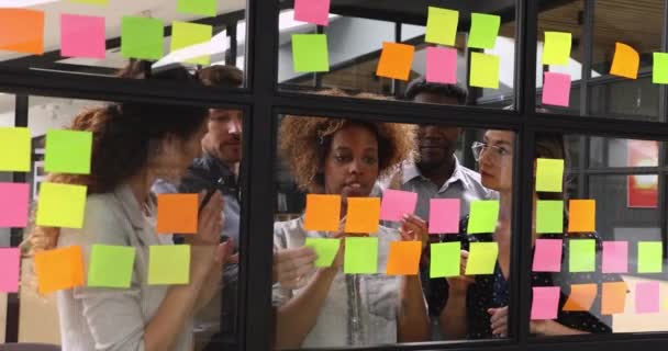 Empresarios de startups felices gestionando tareas en windows wall . — Vídeo de stock