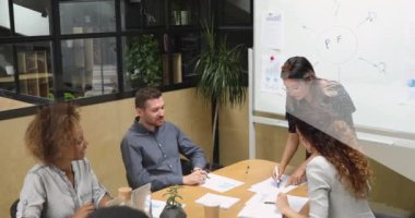 Gözlüklü, elinde beyin fırtınası toplantısıyla odaklanmış Vietnamlı kadın takım lideri.