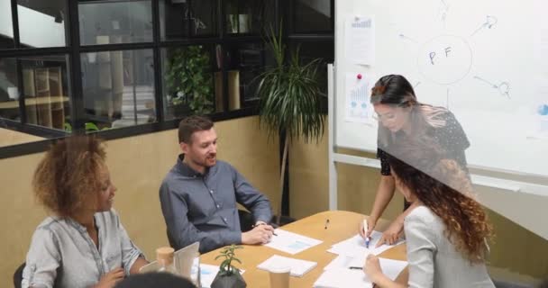 Soustředěná vietnamka vedoucí týmu v brýlích pořádání brainstorming setkání. — Stock video