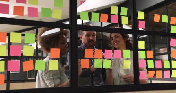 Felice giovane multirazziale colleghi di sesso femminile condividere idee di progetto con leader . — Video Stock