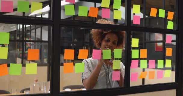 Motivierter Millennial Mixed Race Mitarbeiter arbeitet an Projektideen. — Stockvideo
