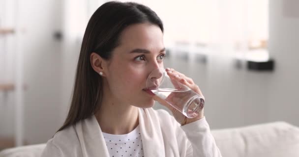 Jovem mulher saudável atraente segurando vidro bebendo água mineral fresca — Vídeo de Stock