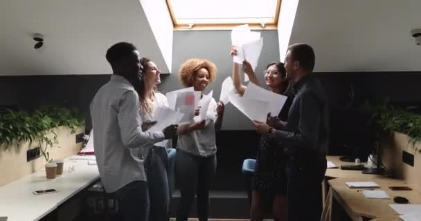 Felices empleados de la compañía internacional de raza mixta lanzando papel al aire . — Vídeos de Stock