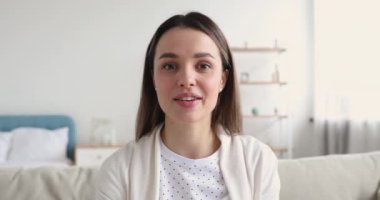 Mutlu milenyum kadınları evlerinde video bloğu çekerken kamerayla konuşuyor.