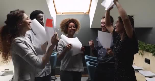 Diversos colegas felices divirtiéndose en la fiesta del viernes de oficina . — Vídeo de stock