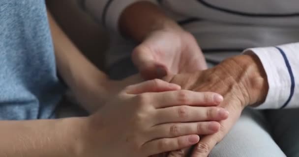 Close-up volwassen bejaarde vrouw het vasthouden van handen van volwassen dochter. — Stockvideo