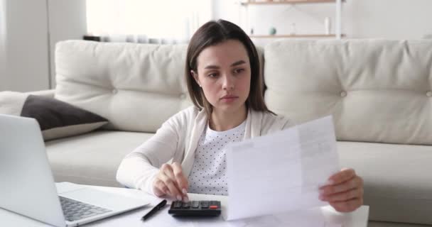 Jeune femme furieuse calculant les paiements se sentant stressée par les impôts élevés — Video