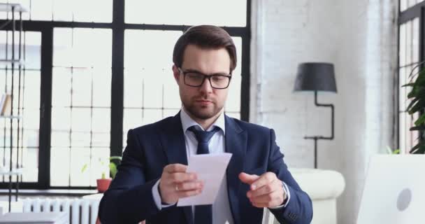 Feliz empresário feliz abertura envelope lendo ótimas notícias em carta — Vídeo de Stock