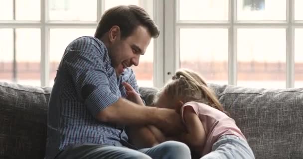 Feliz jovem pai pai cócegas pequeno rindo criança filha . — Vídeo de Stock