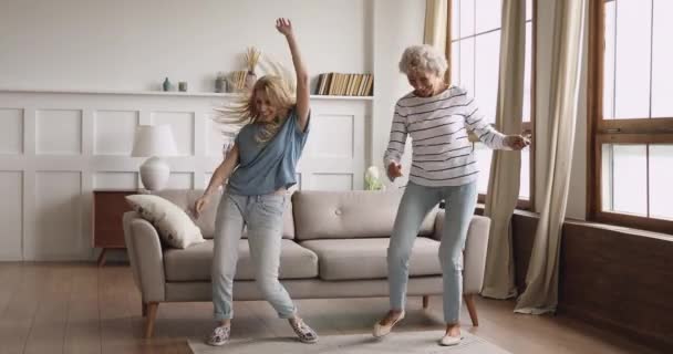 Giovane danzatrice felicissima con eccitata madre anziana di mezza età . — Video Stock