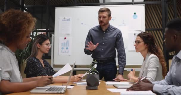 Chef d'équipe masculin confiant expliquant les résultats du projet à ses collègues .
