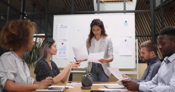 Une jeune formatrice séduisante distribuant des documents éducatifs .