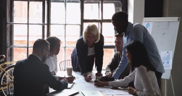 Des hommes d'affaires multiraciaux souriants élaborent une stratégie au bureau . — Video