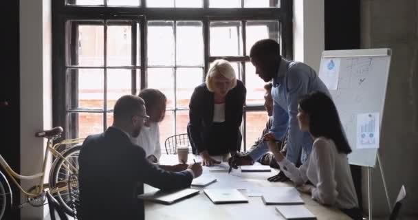 Multirassische Teamkollegen arbeiten gemeinsam an Unternehmensstrategie. — Stockvideo