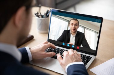 Uzak müzakere sürecinde işadamının omzunun üzerinden Pc ekran görüntüsü