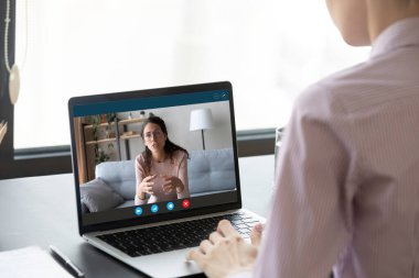 İş kadını bilgisayardaki video konferans uygulamasını kullanarak uzak görüşmeler yapıyor