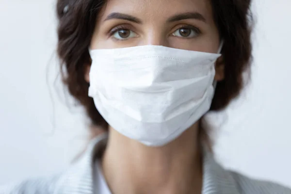 Primer plano retrato de la mujer usar mascarilla — Foto de Stock