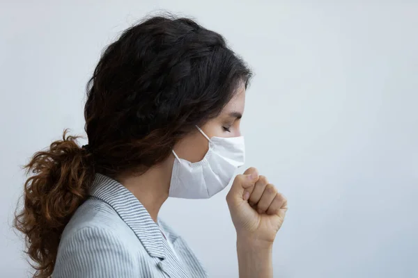 Donna in maschera medica protettiva tosse con concetto di sintomi coronavirus — Foto Stock