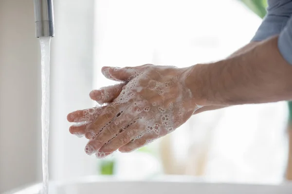 Närbild visa killen rengör händerna med antibakteriella medel — Stockfoto