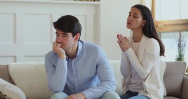 Komik suçlu milenyum kızı hata konsepti için af diliyor.