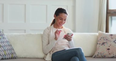 Milenyum kadını akıllı telefon sosyal medya uygulamasına bakıyor