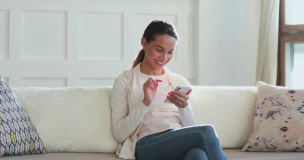 Millennial kvinna tittar på smartphone surfa sociala medier app — Stockvideo